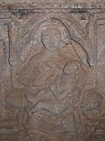 Le Puy en Velay, Cathedrale Notre Dame, Chevet, Sculpture de la Vierge avec un chanoine (2)